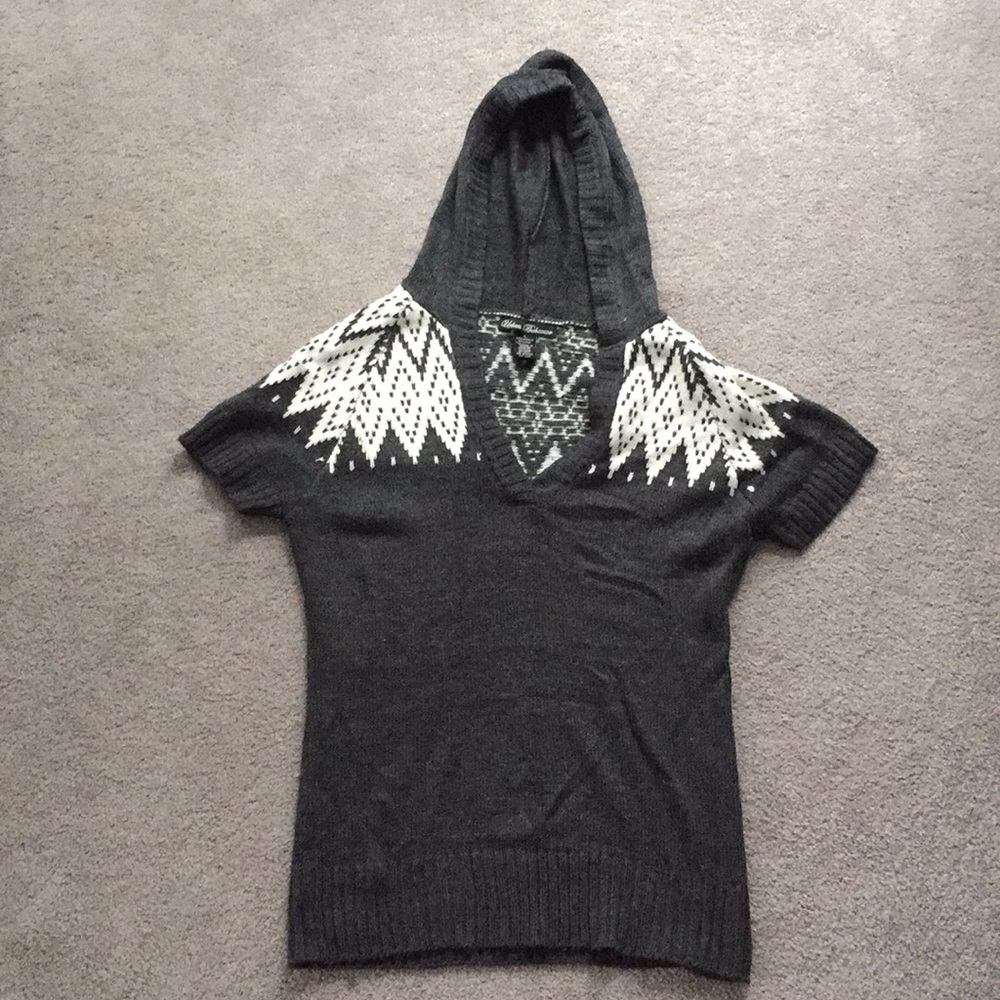 Urban Behavior Hooded Short Sleeve Sweater, Large